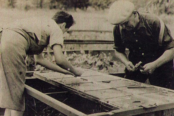 Meister Erich Mehlhorn mit seinem Lehrling Klaus Krämer beim Bau des Meerschweinchengeheges